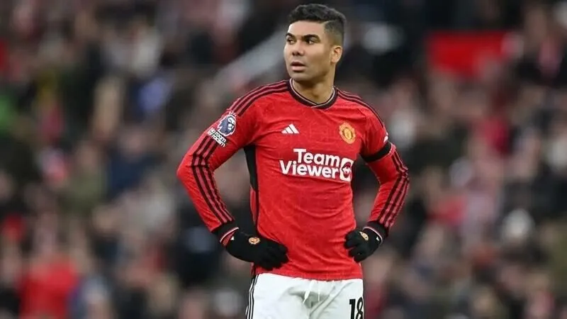 Casemiro vắng mặt vì thẻ đỏ