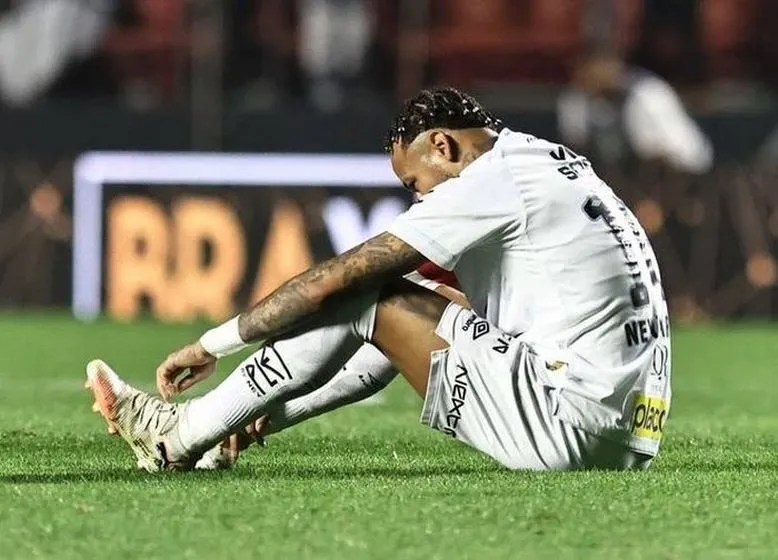 Trận thua xấu hổ khiến Neymar bật khóc
